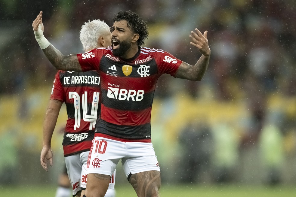 Arrascaeta e Gabigol em campo pelo Rubro-Negro &mdash; Foto: Jorge Rodrigues/AGIF