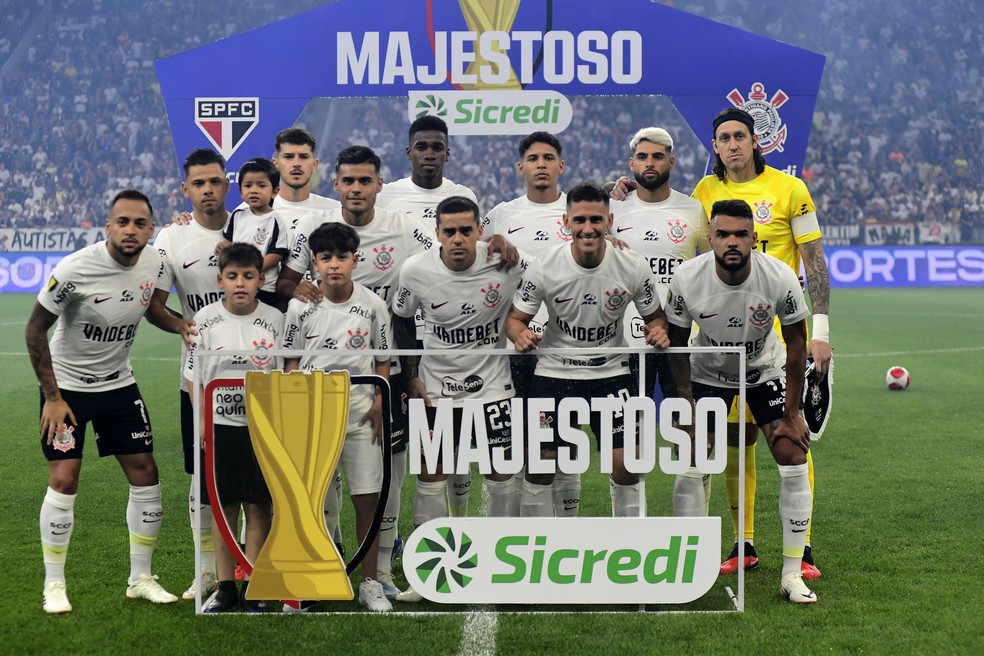 Corinthians posa para foto antes do jogo contra o São Paulo — Foto: Marcos Ribolli