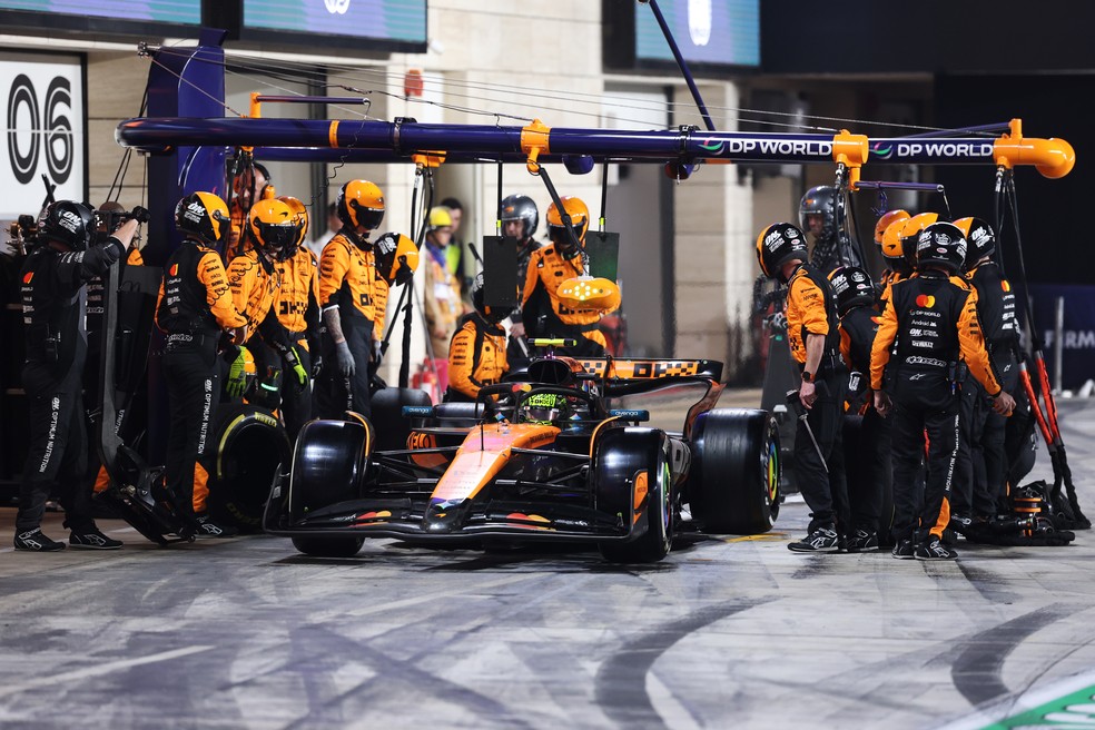 McLaren troca pneus de Lando Norris no GP do Catar de F1 — Foto: Lars Baron/LAT Images