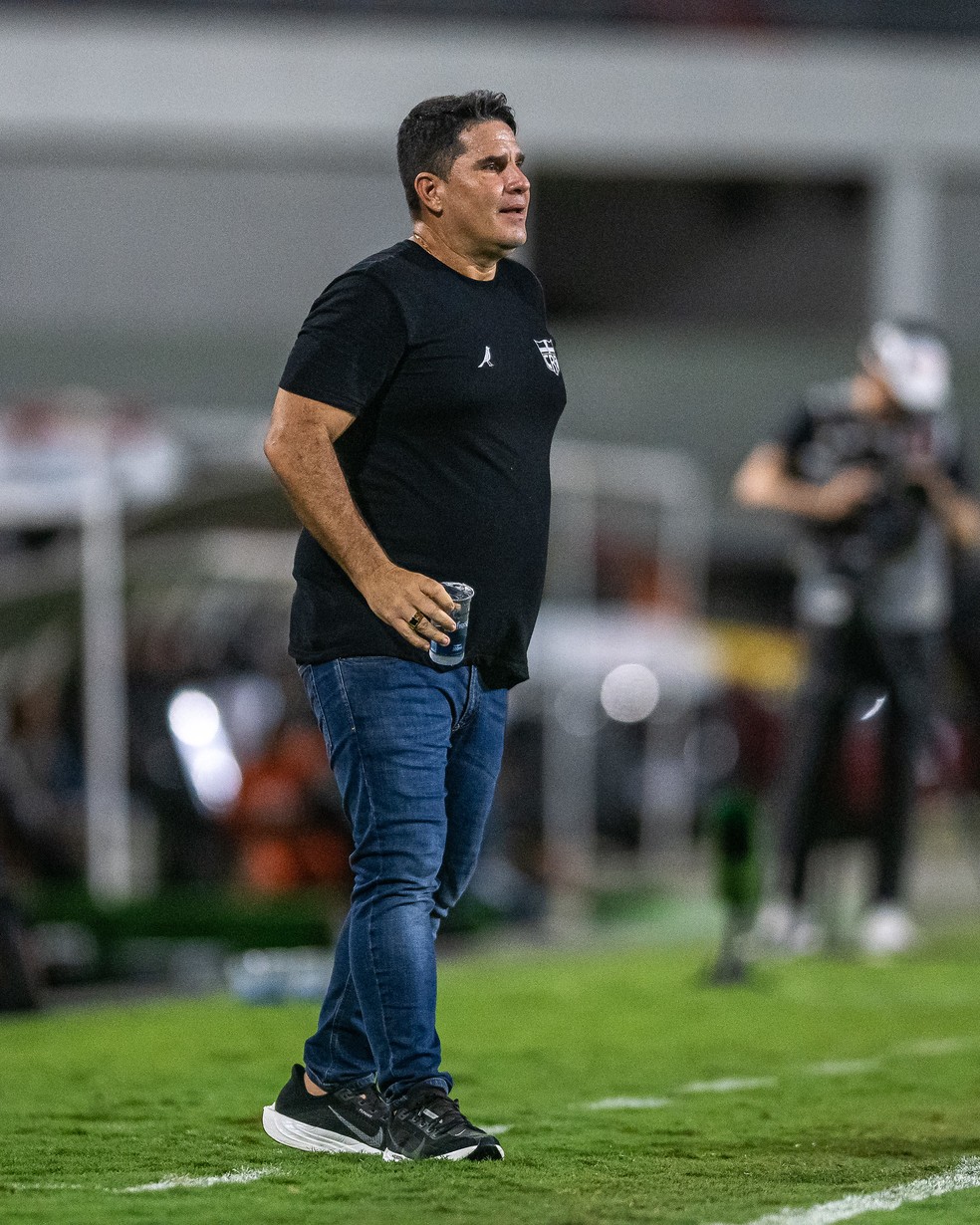 Eduardo Barroca, técnico do CRB, estava aliviado após a vitória — Foto: Francisco Cedrim/ASCOM CRB