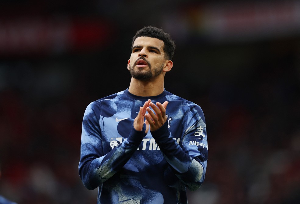 Solanke aquece antes de Manchester United x Tottenham — Foto: Reuters