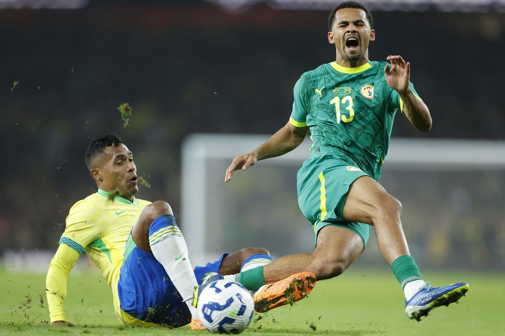 Alex Sandro foi titular em Brasil x Senegal — Foto: @rafaelribeirorio / CBF