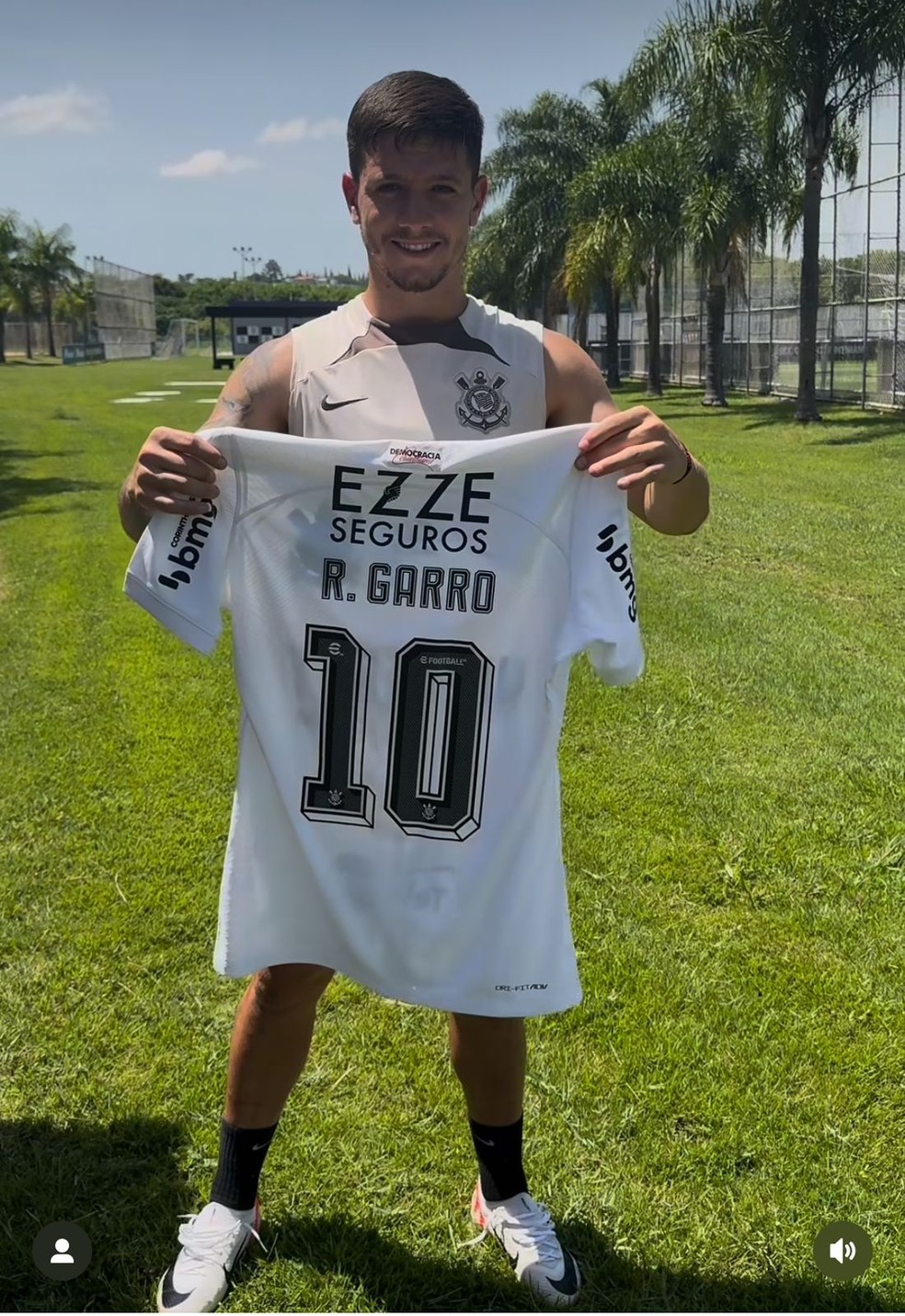 Rodrigo Garro posa com a camisa 10 do Corinthians