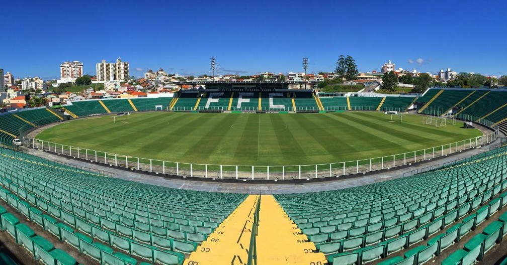 Orlando Scarpelli recebe Figueirense x Avaí — Foto: Assessoria Figueirense FC