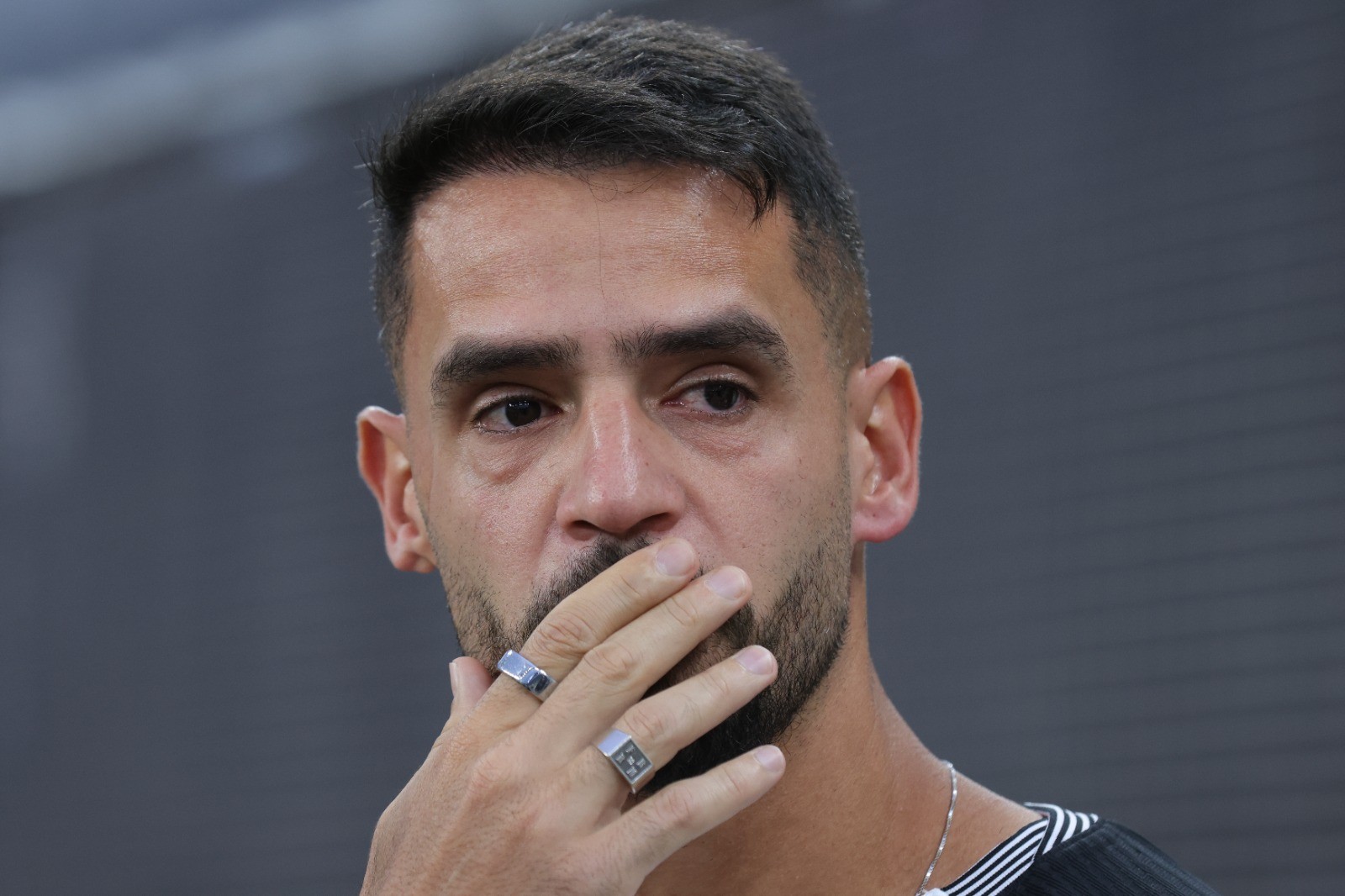 Renato Augusto emociona-se em Itaquera com homenagens do Corinthians