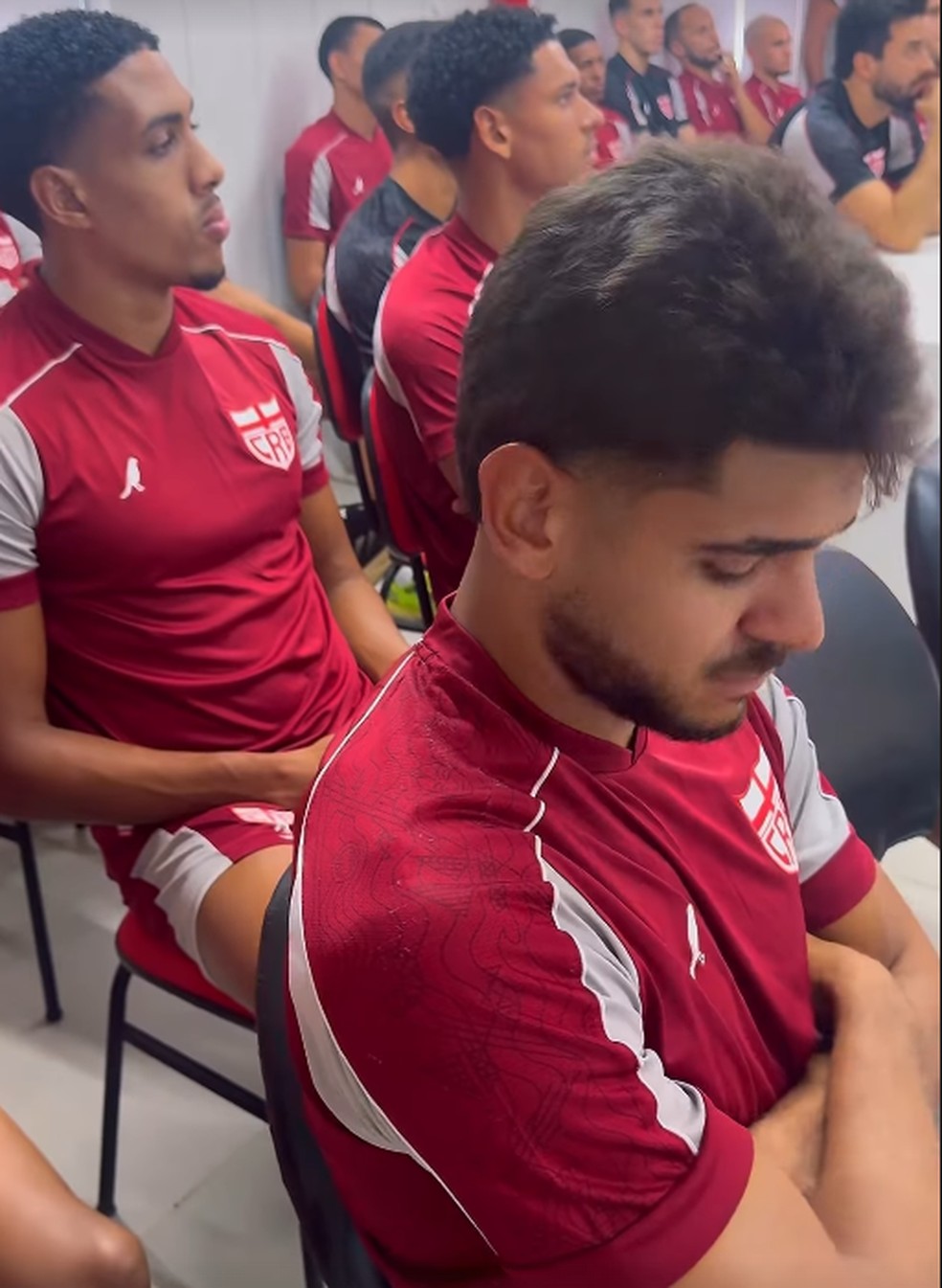 João Neto (de braços cruzados) se apresenta para iniciar a pré-temporada no CRB — Foto: Reprodução Instagram