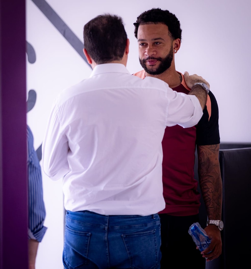 Memphis Depay e Marcelo Paz no CT do Corinthians &mdash; Foto: Rodrigo Coca/Ag. Corinthians