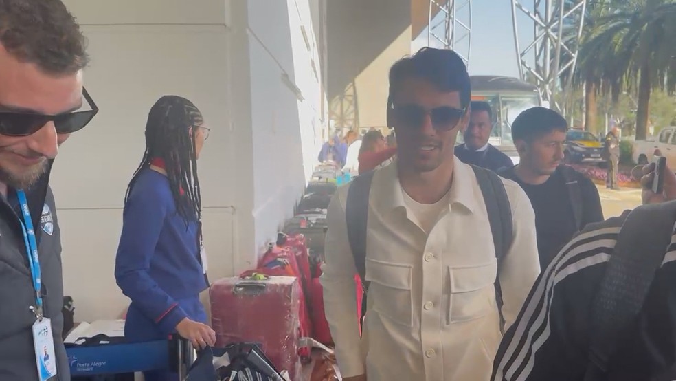 Rodrigo Caio na chegada a Porto Alegre — Foto: Mateus Trindade/RBS TV