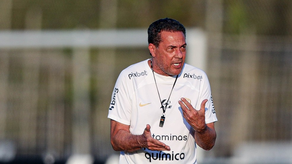 Vanderlei Luxemburgo durante treino do Corinthians — Foto: Rodrigo Coca/Agência Corinthians
