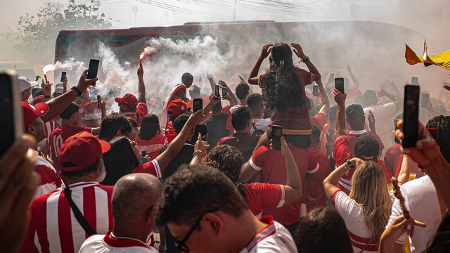 Torcida do CRB recepciona o ônibus do clube perto do Rei Pelé