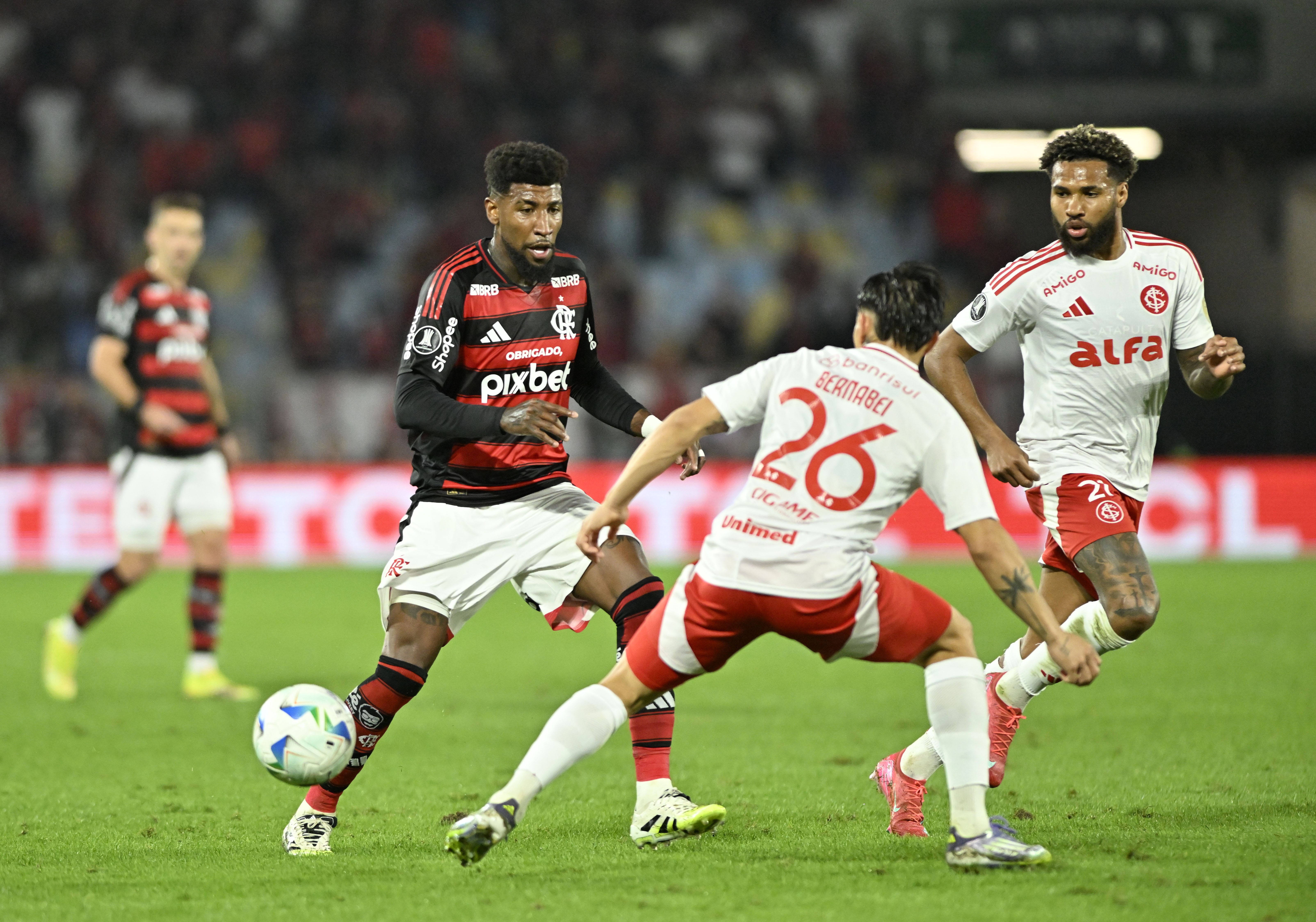 Drama no Maraca! Emerson Royal sofre entorse e preocupa o Flamengo na Libertadores