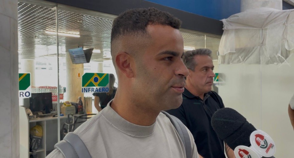 Alisson desembarca no Rio para reforçar o Fluminense e exalta reencontro com Zubeldía