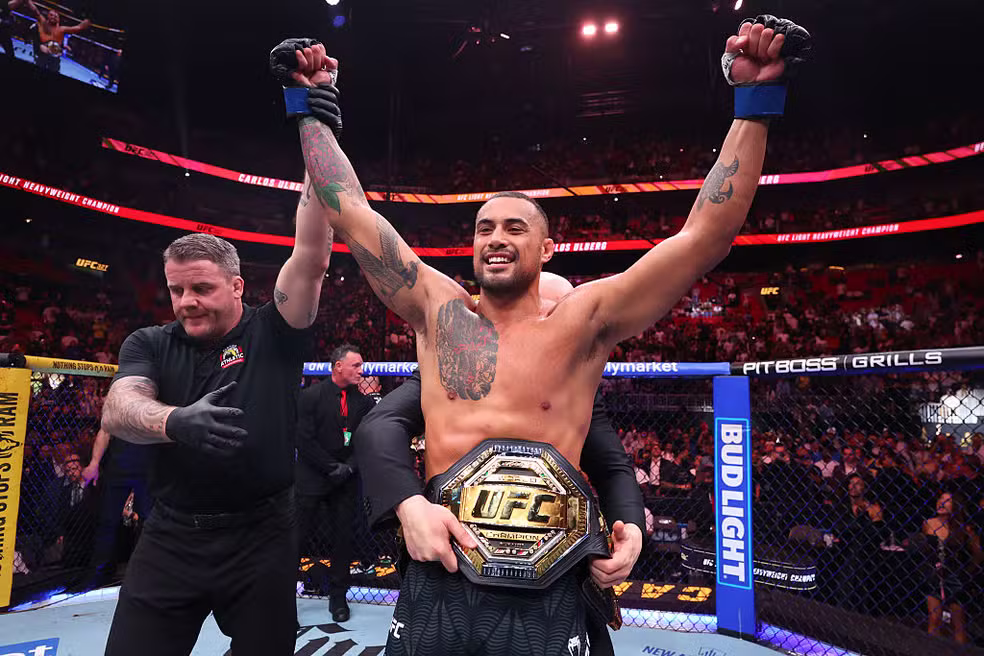 Carlos Ulberg, neozelandês de 35 anos, é o novo campeão meio-pesado do UFC — Foto: Ed Mulholland/Zuffa LLC
