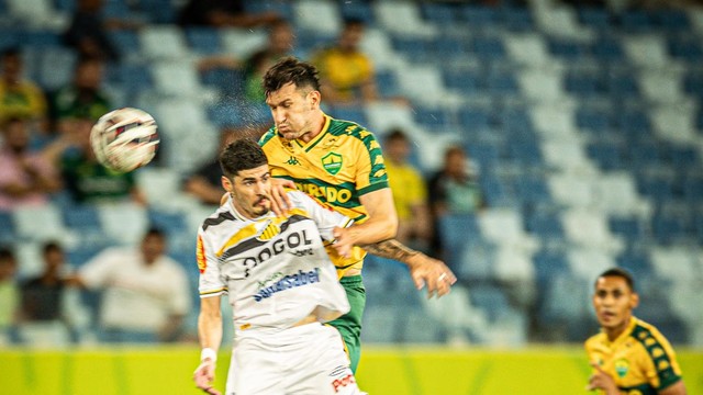 Rômulo disputa bola com Nathan
