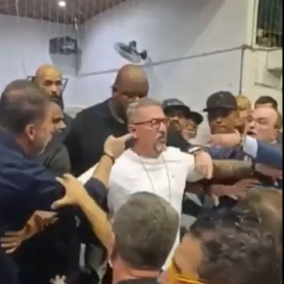 Augusto Melo e Romeu Tuma Jr se desentendem e são contidos em reunião do Conselho do Corinthians — Foto: Reprodução