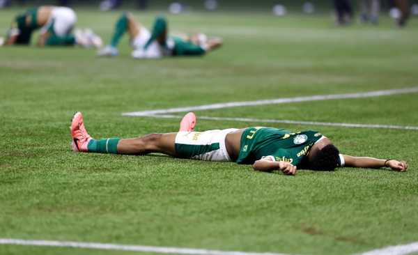 Palmeiras enfrenta revés no mês decisivo após investimento milionário em reforços.