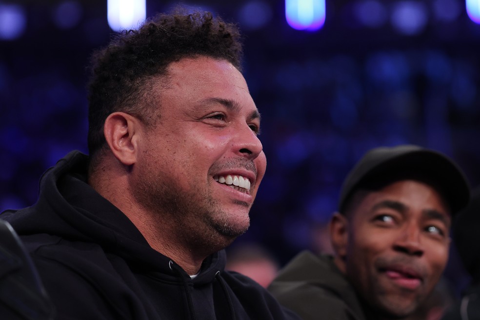 Ronaldo Fenômeno marca presença em jogo da NBA — Foto: Dustin Satloff/Getty Images