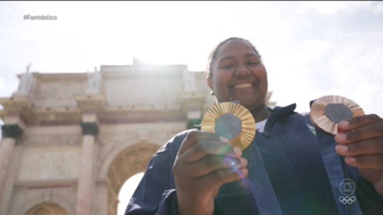 Bia Souza leva medalhas ao Louvre e celebra carinho de fãs: "Estou me sentindo muito amada" - Programa: Fantástico 