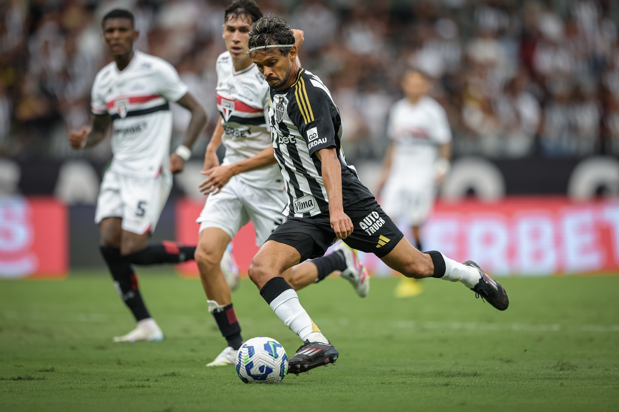 Desfigurado São Paulo segura o impreciso Galo