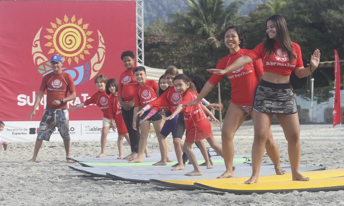 Projeto Surf Para Todos oferece aulas gratuitas na Praia do Tombo, em Guarujá, SP
