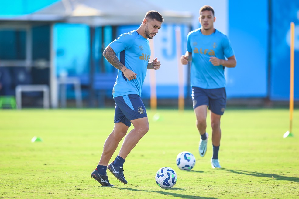 João Pedro e Gustavo Martins em treino do Grêmio — Foto: Lucas Uebel/Grêmio