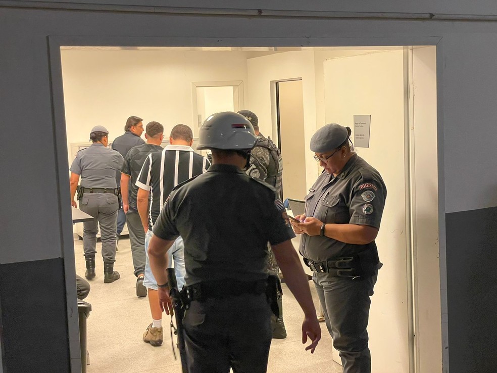 Torcedores do Corinthians prestam depoimento em delegacia do estádio contra preparador físico do Universitario, do Peu — Foto: Marcelo Braga