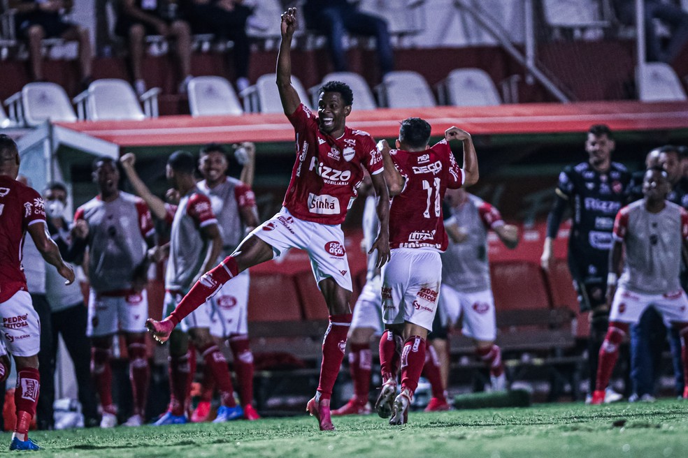 Vila Nova bate Vasco por 1 a 0 e volta a vencer após 13 jogos