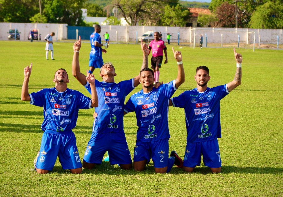 Jogadores do Oeirense comemoram gol da vitória sobre o Parnahyba — Foto: Thiago Reis / Oeirense