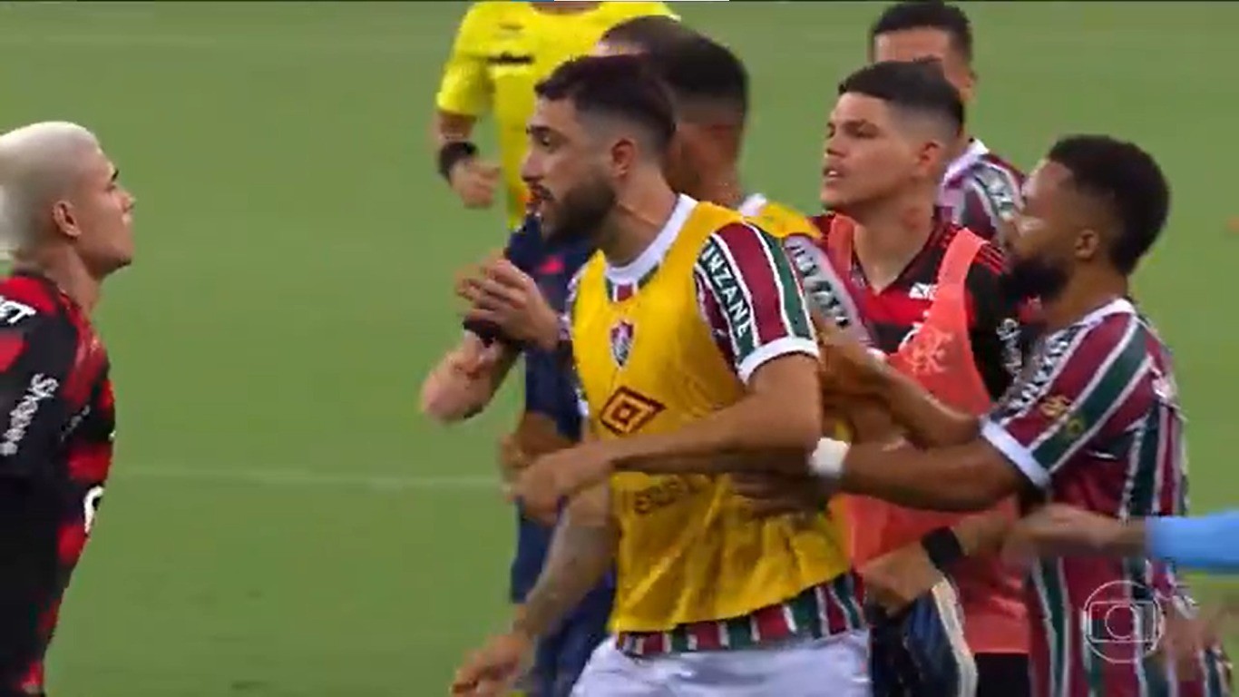 Freytes expulso por golpear Luiz Araújo em clássico entre Fluminense e Flamengo.
