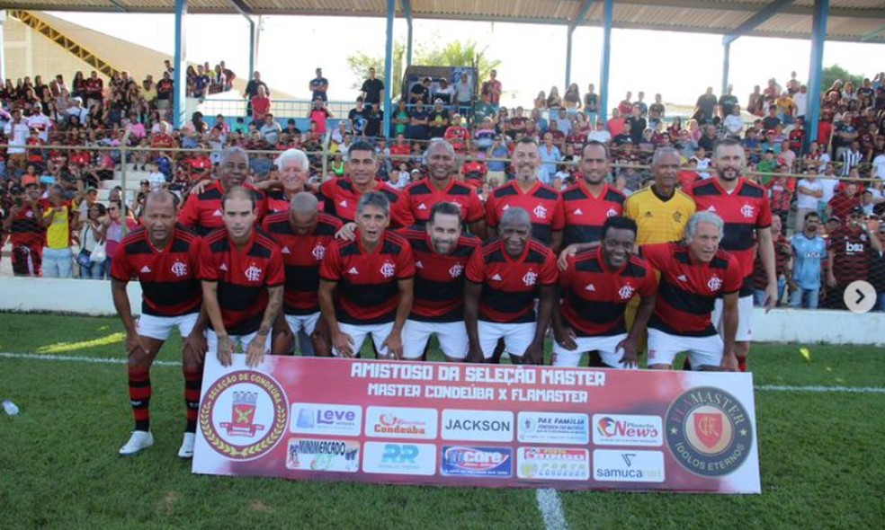 Roger com o time de master do Flamengo — Foto: Reprodução