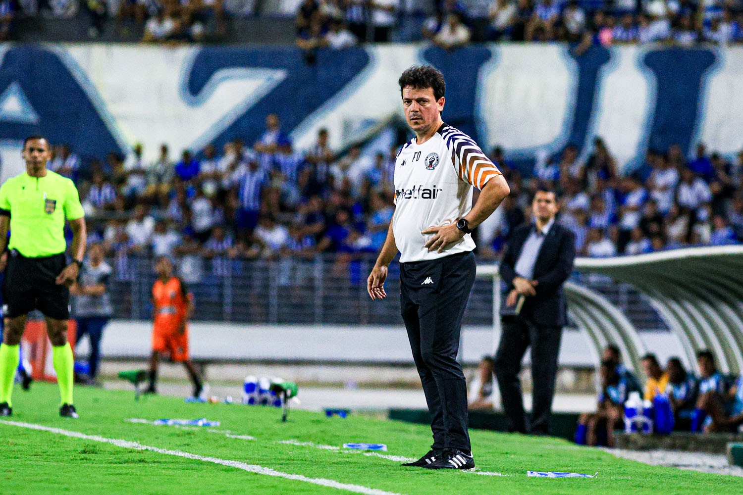 Diniz descarta mudança no ataque do Vasco após chances perdidas: 