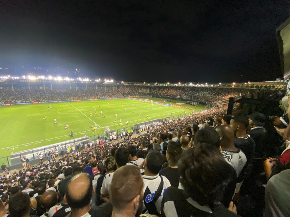 Torcida do Vasco no jogo contra o Botafogo em São Januário — Foto: Bruno Murito