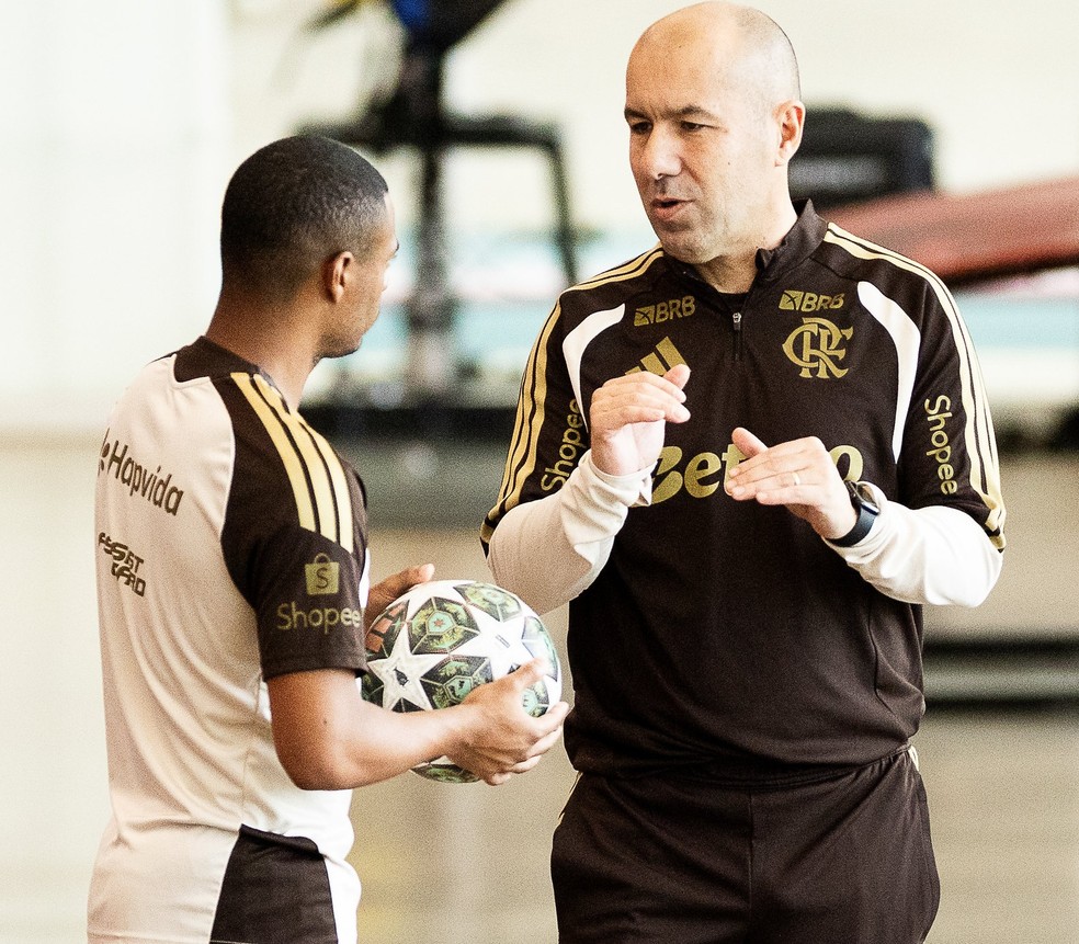 De la Cruz e Leonardo Jardim em treino do Flamengo � Foto: Gilvan de Souza/Flamengo