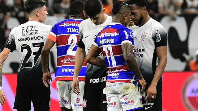 Marinho e Jos� Mart�nez se encaram durante Corinthians x Fortaleza