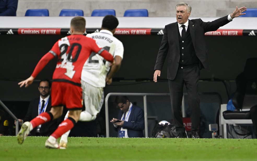 Carlo Ancelotti durante o jogo entre Real Madrid e Rayo Vallecano pelo Campeonato Espanhol — Foto: Getty Images