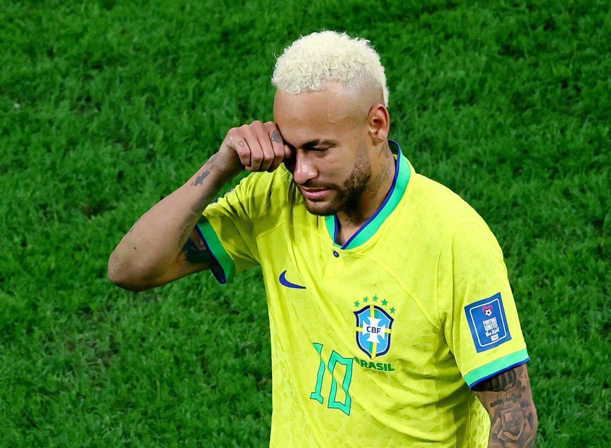 Neymar chega de óculos Juliet para jogo entre Brasil e Croácia