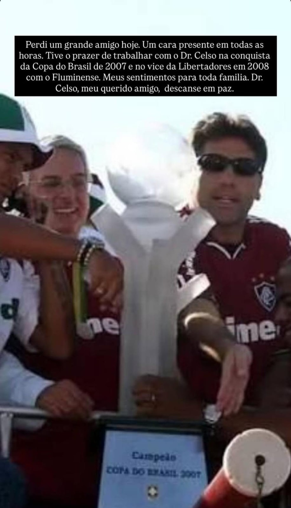 Renato Gaúcho homenageia Celso Barros — Foto: Reprodução