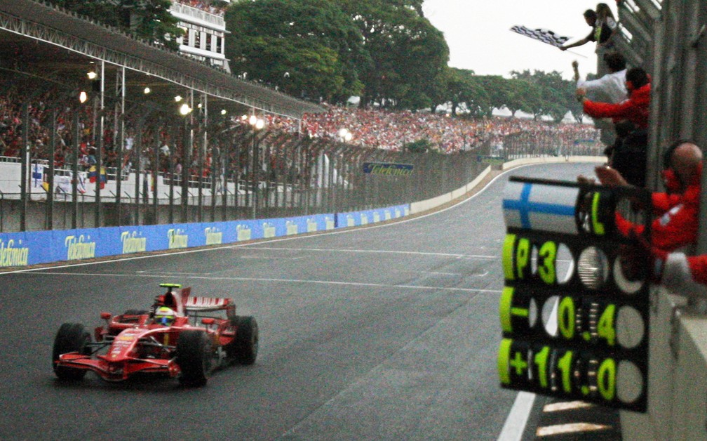 Felipe Massa recebe a bandeirada da vitória do GP do Brasil de 2008, em Interlagos — Foto: Vanderlei Almeida/AFP via Getty Images