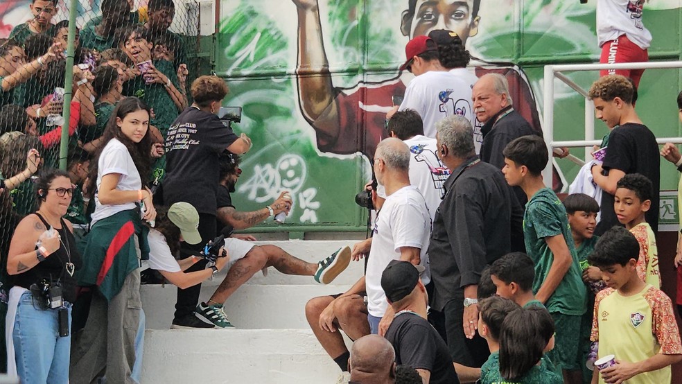 Marcelo grafita aut�grafo no port�o � Foto: Marcello Neves