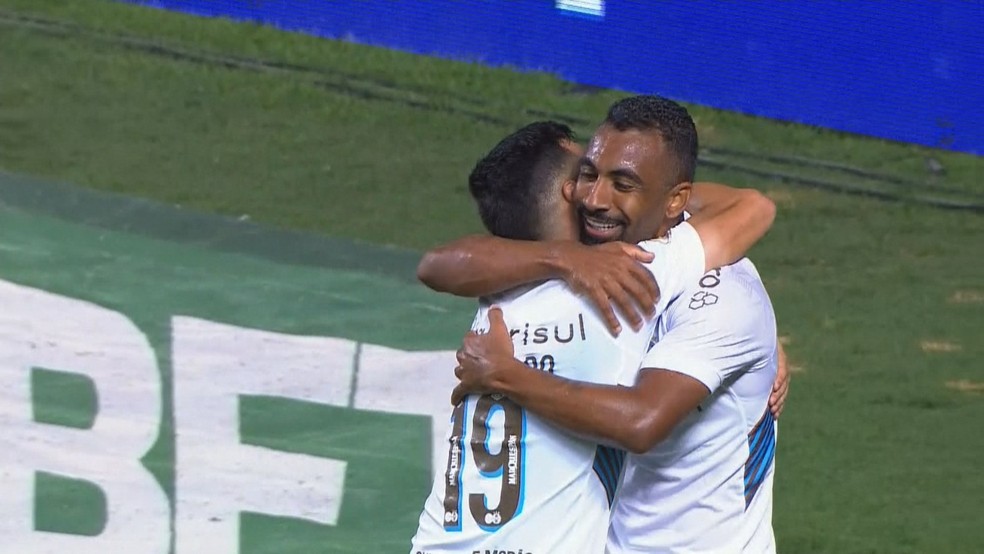 Everton Galdino marca o gol da virada do Grêmio — Foto: Reprodução/Premiere