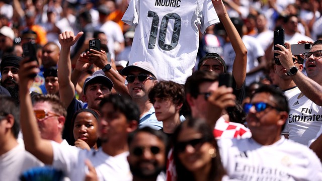 Torcida do Real Madrid com camisa de Modric na torcida