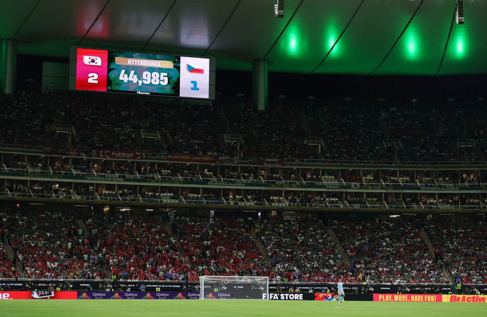 Telão mostra público oficial do jogo entre Coreia do Sul e República Tcheca — estádio vazio