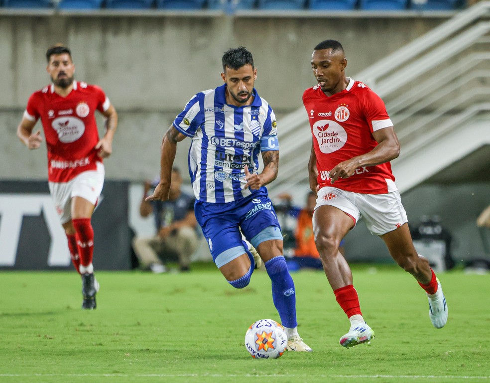 Destaque no CSA na temporada, Camacho renovou contrato com o CSA até 2026 — Foto: Alexandre Lago