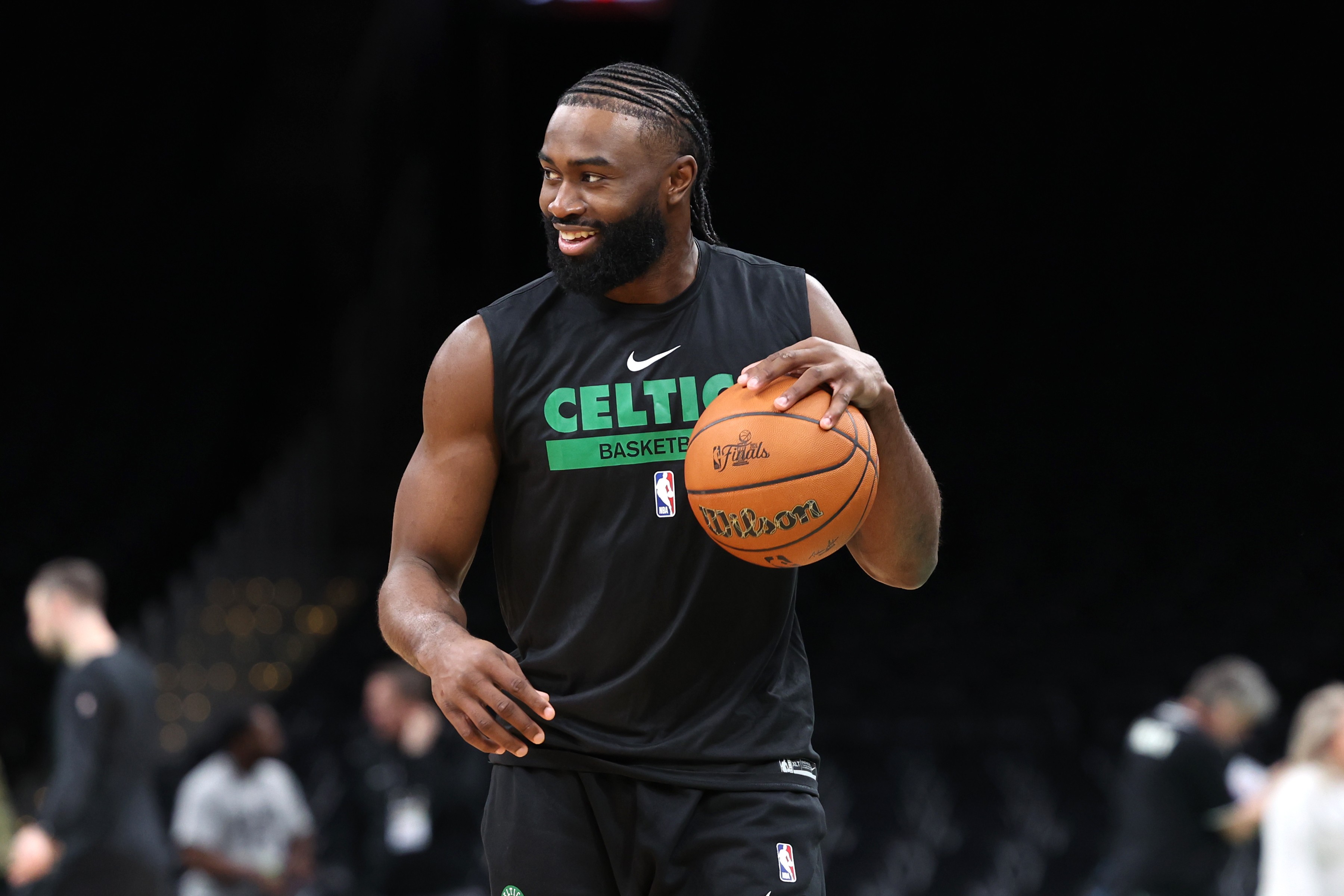 Criança fã dos Celtics viraliza ao chorar com troca de Jaylen Brown, e astro responde; veja vídeo