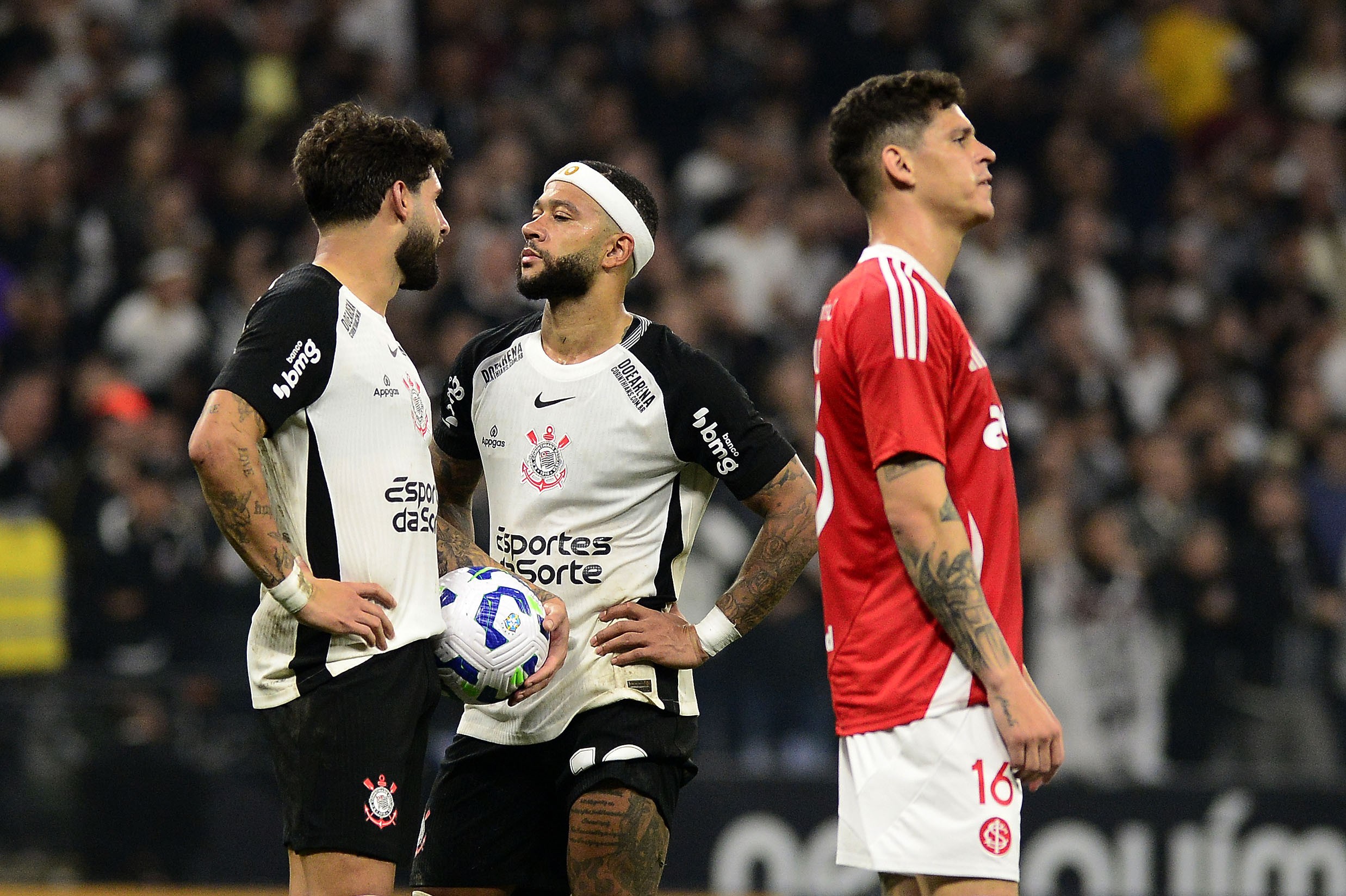 Memphis garante novo bônus ao Corinthians com assistência contra o Internacional