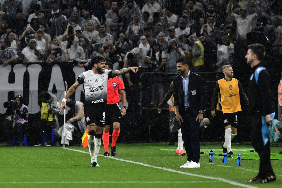 Yuri Alberto comemora gol com Emiliano e Ramón Díaz no Corinthians — Foto: Marcos Ribolli
