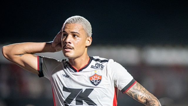 Janderson comemora gol do Vitória sobre o Fortaleza