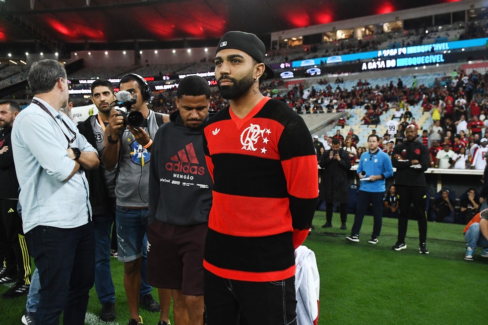Gabigol vai ao gramado do Maracanã após afastamento — Foto: Alexandre Durão