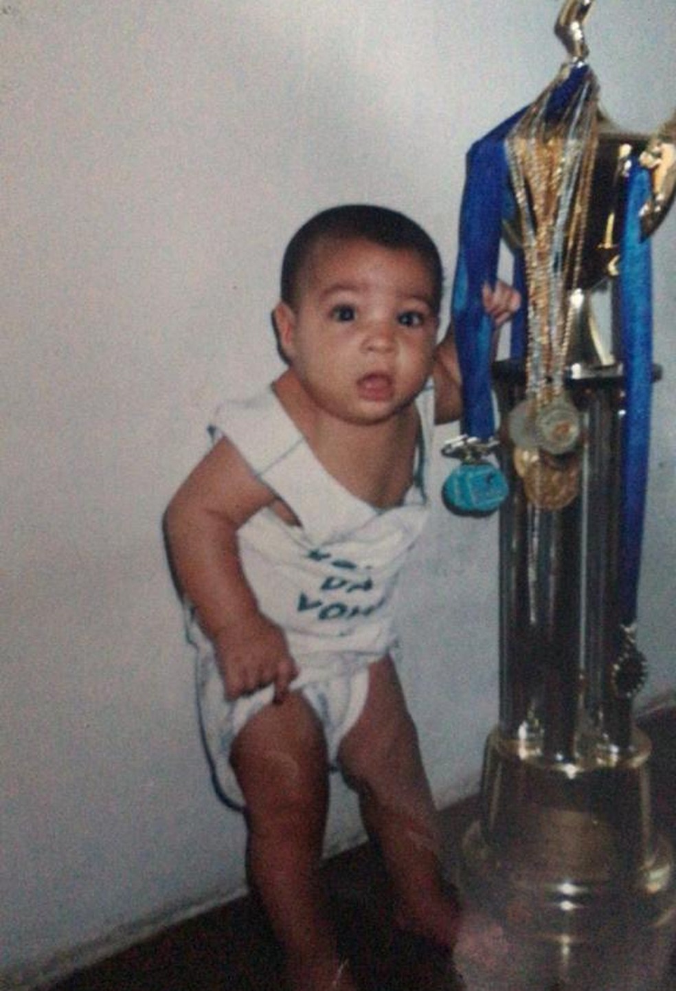 Léo, ainda bebê, já posa para foto com troféu — Foto: Arquivo pessoal