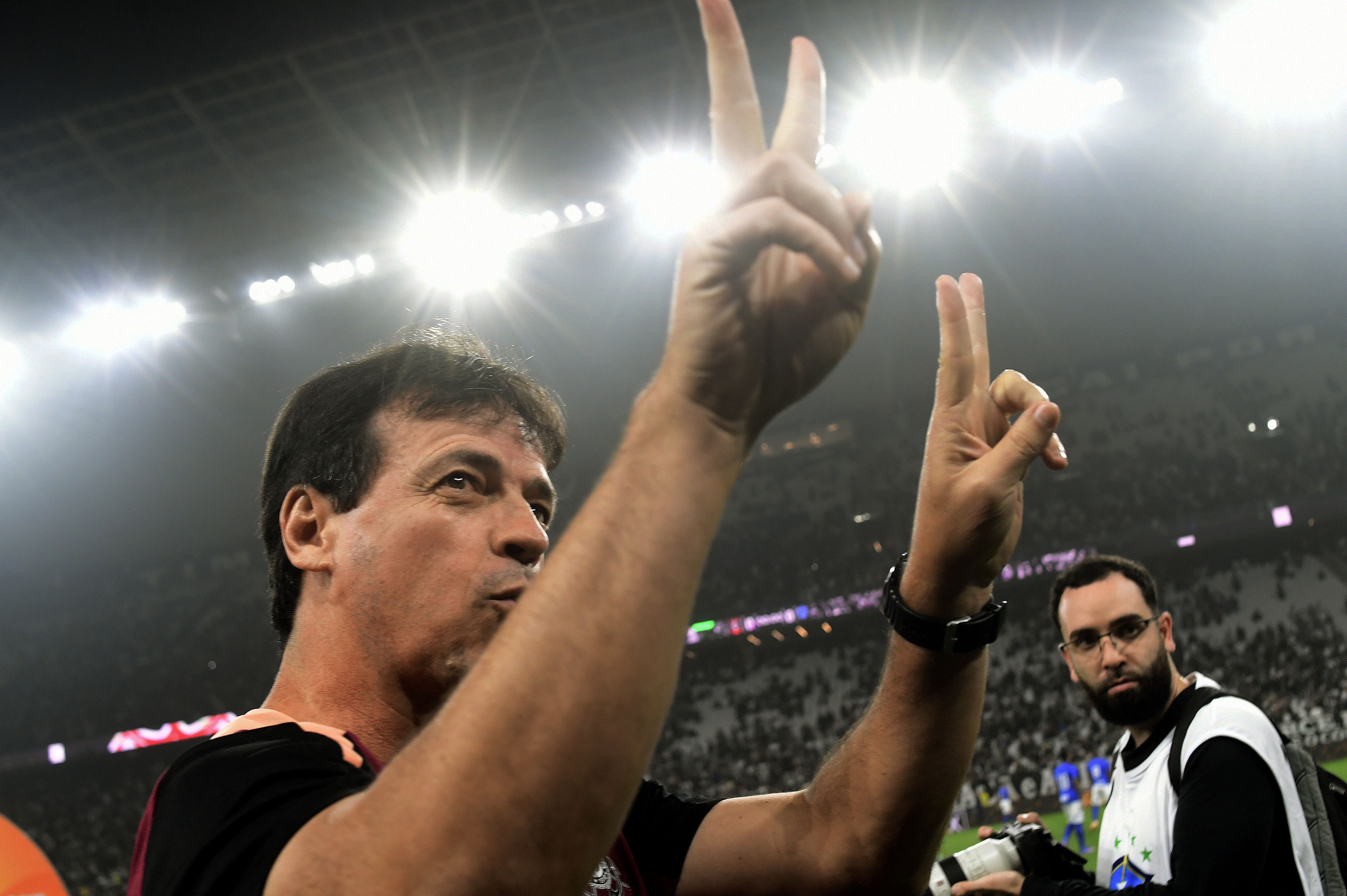 Diniz Destaca Estratégia com Titulares e Enaltece a Versatilidade do Corinthians em Campo